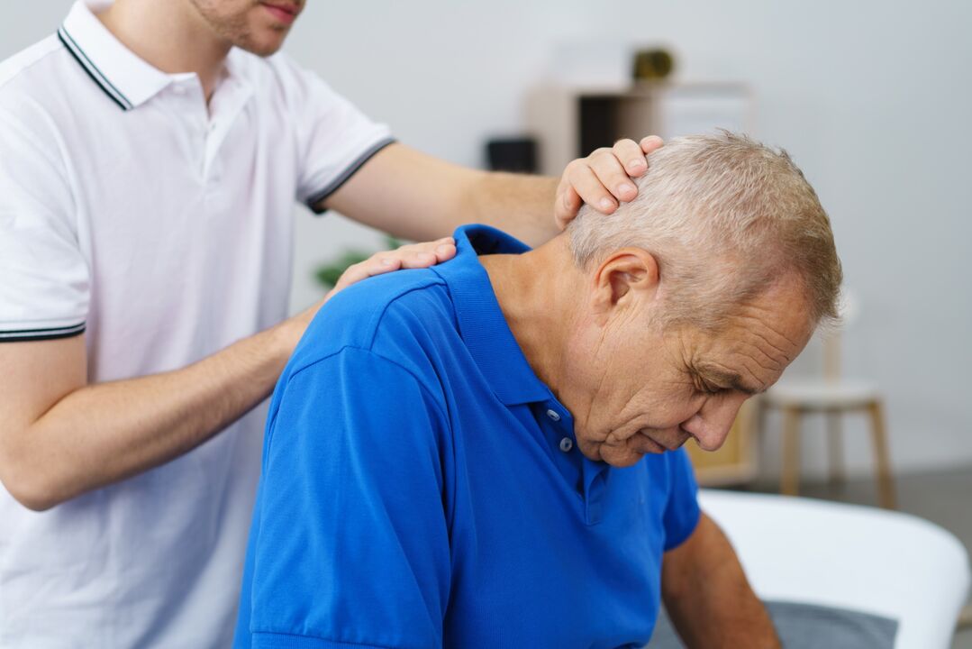 Ginástica terapêutica sob supervisão de instrutor de osteocondrose cervical