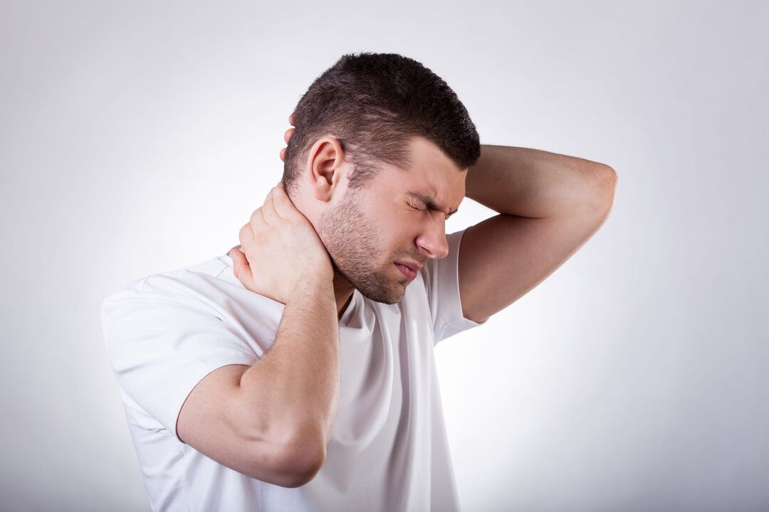 Um homem está preocupado com a osteocondrose cervical, que requer tratamento complexo